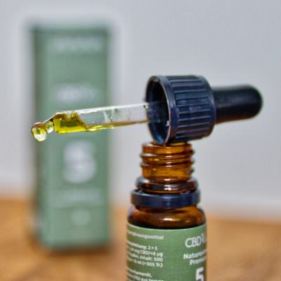 Einnahme von CBD-Öl zur Verbesserung des Schlafs (hier: CBDvital)