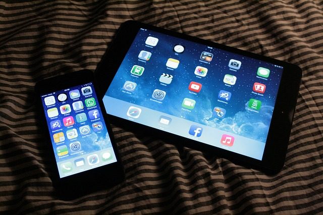 Blaues Licht durch LEDs in Smartphone und Tablet können das einschlafen erschweren