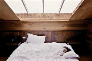 Bei akuten Schlafstörungen können pflanzliche Mittel zur Nachtruhe verhelfen
